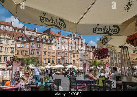 Place du marché animé de la vieille ville de Varsovie à l'architecture traditionnelle dans l'arrière-plan, Varsovie, Pologne Banque D'Images