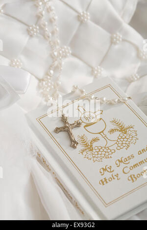 Livre de première communion, chapelet avec croix d'argent, blanc vêtements religieux Banque D'Images