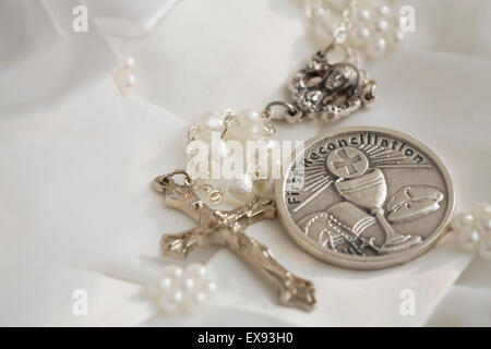 Livre de première communion, chapelet avec croix d'argent, blanc vêtements religieux Banque D'Images