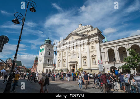 Les touristes marcher sur la rue Krakowskie Przedmiescie, près de St Anne's Church, Varsovie, Pologne Banque D'Images