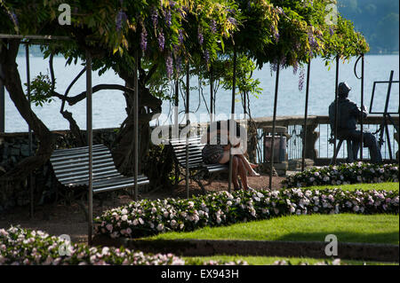 Giardini Villa Bossi à Orta San Giulio, lac d'Orta, Lago d'Orta, dans le Piémont en Italie du nord. La ville au bord du lac d'Orta San Giulio Banque D'Images