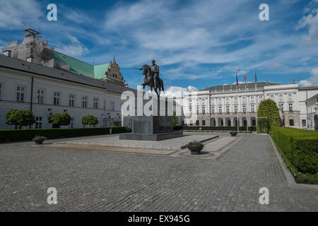 Palais présidentiel et statue du prince Józef Poniatowski, Krakowskie Przedmiescie, Varsovie, Pologne Banque D'Images