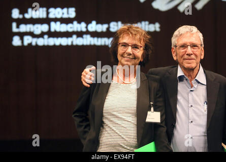 L'auteur israélien Amos Oz (L) et traductrice Mirjam Pressler se tenir à côté de l'autre au cours de la littérature internationale Prix à la 'Haus der Kulturen" lieu d'exposition à Berlin, Allemagne, 8 juillet 2015. Oz a reçu le Prix international de littérature doté de 25 000 euros et Pressler a reçu pour sa traduction doté de 10 000 euros. Photo : Stephanie Pilick/dpa Banque D'Images