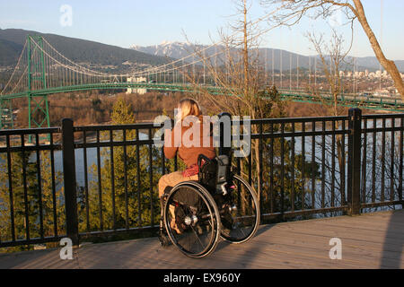 Femme à l'aide d'un fauteuil roulant au point de vue Banque D'Images