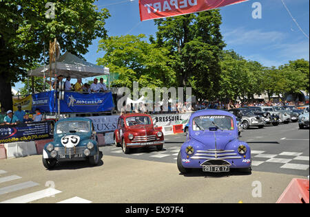 Renault 4CV's sur la grille de départ au grand prix historique de Bressuire France Banque D'Images