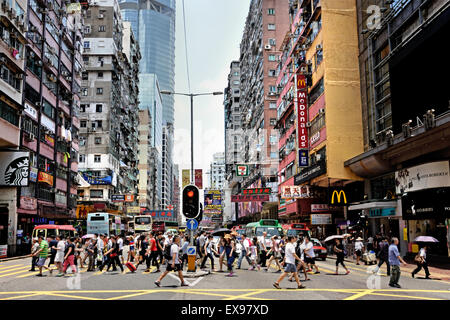 Rue animée avec les panneaux publicitaires Mong Kok ( Nathan et Waterloo Road, rue Argyle ) district Kowloon Hong Kong, Chine Banque D'Images