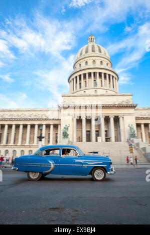 La HAVANE, CUBA - Juin 2011 : taxi voiture cubaine américaine classique passe devant le Capitolio building dans le centre de La Havane. Banque D'Images