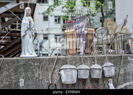 Vierge Marie, statuette à côté des ustensiles de cuisine, dans une rue de Hong Kong Banque D'Images