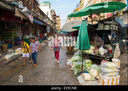 BANGKOK, THAÏLANDE - 27 octobre 2014 : les Thaïlandais à pied passé vendeurs au big Pak Khlong Talat marché de fruits et légumes. Banque D'Images