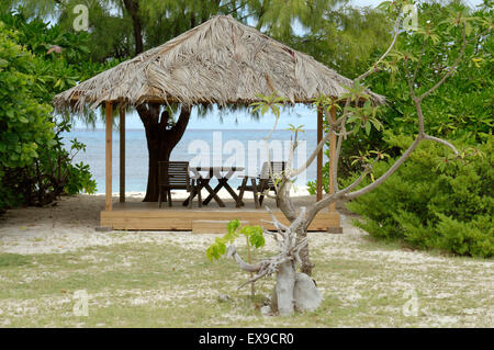 Maison d'été en bois avec chaises longues au bord de l'Océan Indien, Denis Private Island, Seychelles Banque D'Images