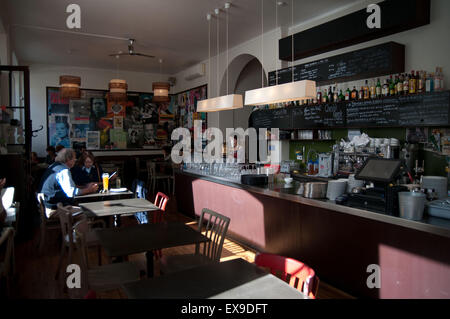 Kaffeehaus est situé au coeur du Chiado, juste à côté de l'un des plus célèbres théâtres de Lisbonne, São Carlos. Banque D'Images