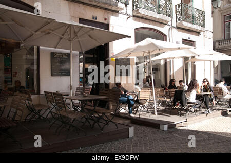 Kaffeehaus est situé au coeur du Chiado, juste à côté de l'un des plus célèbres théâtres de Lisbonne, São Carlos. Banque D'Images