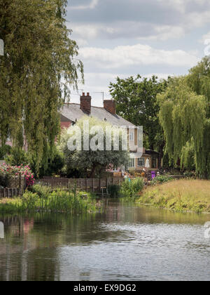 Vieilles maisons donnant sur l'eau Meadows, à Sudbury, Suffolk, Angleterre. Banque D'Images
