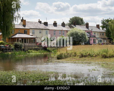 Vieilles maisons donnant sur l'eau Meadows, à Sudbury, Suffolk, Angleterre. Banque D'Images