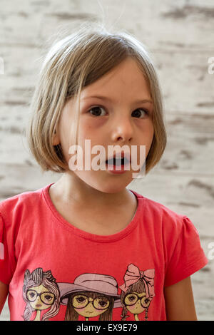 Surpris little girl in front of white background Banque D'Images