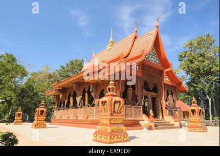 Beau temple est un sanctuaire en bois de teck à Chanthaburi, Thailande. Banque D'Images