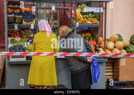 Les femmes russes à shoppers un marché de rue. la Russie à Saint-Pétersbourg. Banque D'Images