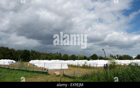 Hambourg, Allemagne. 09 juillet, 2015. Les tentes sont mis en place dans les locaux du centre d'accueil pour les réfugiés à Hambourg, Allemagne, 09 juillet 2015. L'état de Hambourg le Parlement débat sur le droit d'asile parmi d'autres sujets le 09 juillet 2015. Photo : DANIEL REINHARDT/dpa/Alamy Live News Banque D'Images