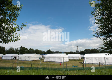 Hambourg, Allemagne. 09 juillet, 2015. Les tentes sont mis en place dans les locaux du centre d'accueil pour les réfugiés à Hambourg, Allemagne, 09 juillet 2015. L'état de Hambourg le Parlement débat sur le droit d'asile parmi d'autres sujets le 09 juillet 2015. Photo : DANIEL REINHARDT/dpa/Alamy Live News Banque D'Images