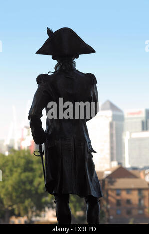 Statue de l'Amiral Lord Nelson à Greenwich, découpé sur une vue sur la Tamise de Canary Wharf, London Banque D'Images