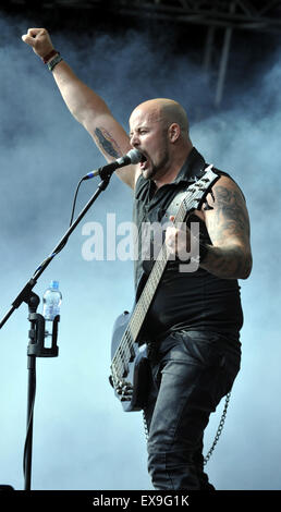 Jáchymov, République tchèque. 09 juillet 2015. Le bassiste et chanteur du groupe danois Rene Pedersen effectue au cours de la mercenaire International Music Festival Masters of Rock à Jáchymov, République tchèque, le 9 juillet 2015. Credit : Dalibor Gluck/CTK Photo/Alamy Live News Banque D'Images