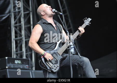 Jáchymov, République tchèque. 09 juillet 2015. Le bassiste et chanteur du groupe danois Rene Pedersen effectue au cours de la mercenaire International Music Festival Masters of Rock à Jáchymov, République tchèque, le 9 juillet 2015. Credit : Dalibor Gluck/CTK Photo/Alamy Live News Banque D'Images