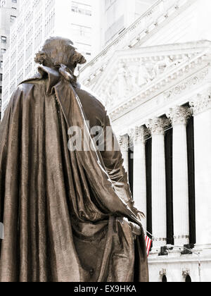 New York Stock Exchange à partir de Federal Hall, George Washington statue en premier plan, Wall Street, NYC Banque D'Images