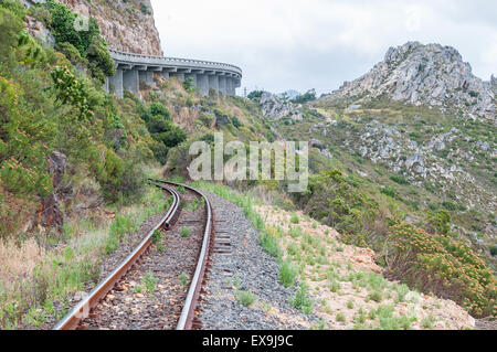 Avis de Sir Lowreys passent dans le montagnes Hottentots-Holland près de Somerset West, Afrique du Sud. Le vieux railroad est visib Banque D'Images