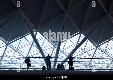 Voyageurs en attente avec une assurance (King's Cross, Londres) Banque D'Images