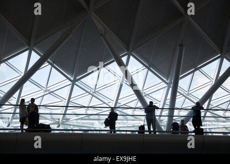 Voyageurs en attente avec une assurance (King's Cross, Londres) Banque D'Images