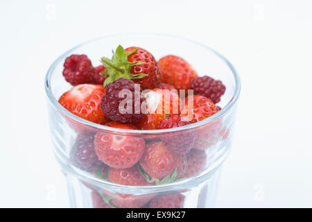 Fruits rouges fraîchement cueillis dans un verre. Banque D'Images