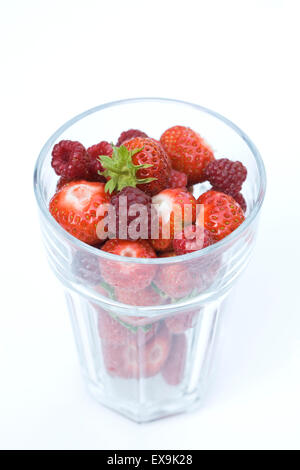 Fruits rouges fraîchement cueillis dans un verre. Banque D'Images