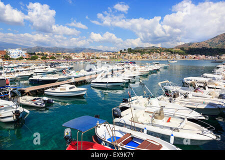 Port de Giardini Naxos, Sicile, en vue de les plages Banque D'Images