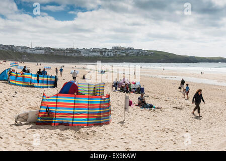 Les vacanciers sur la plage de Fistral, Newquay, Cornwall. Banque D'Images