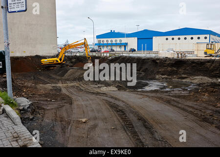 Nouveau bâtiment bases bien à travers des couches de matière volcanique Islande Reykjavik Harbour Banque D'Images