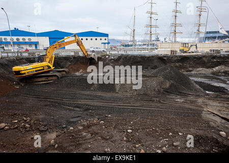 Nouveau bâtiment bases bien à travers des couches de matière volcanique Islande Reykjavik Harbour Banque D'Images