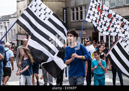 Drapeaux bretons menés au cours de l'une des parades sur jour Mazey, partie de l'Golowan Festival à Penzance, Cornwall. Banque D'Images