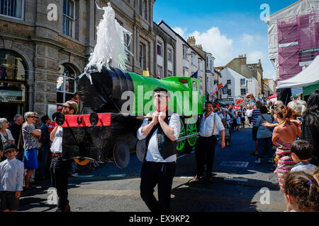 Une effigie d'un train à vapeur en cours dans l'un des défilés colorés sur jour Mazey, partie de l'Golowan Festival à Penzance. Banque D'Images