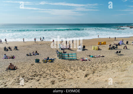 Les vacanciers sur la plage de Fistral, Newquay, Cornwall. Banque D'Images