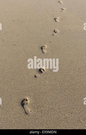 Des traces de pas dans le sable sur la plage de Sennen, Cornwall. Banque D'Images