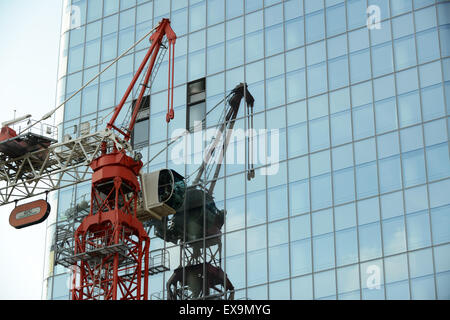 Grue de construction bureaux bureau ville construction commerciale construction réflexion verre à Lyon France français Banque D'Images