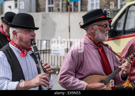 Le Raffidy Dumitz les musiciens de participer bande dans les défilés colorés sur jour Mazey, partie de l'Golowan Festival à Penzance, Banque D'Images