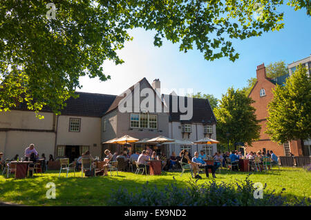 Les personnes bénéficiant d'une soirée d'été après le travail, prendre un verre dans le trou du mur pub à Bristol, Angleterre, Royaume-Uni Banque D'Images
