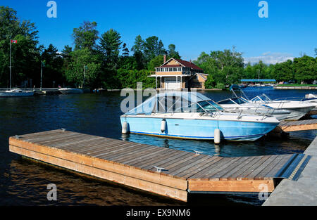 Le port de plaisance et de Beaverton avec bateau maison historique à l'embouchure de la rivière Castor et le lac Simcoe, dans la région de Duraham, Brock, sur Banque D'Images