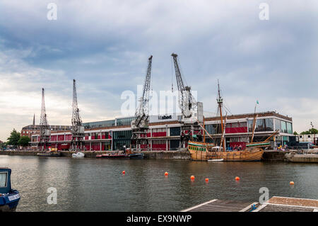 Le port de Bristol M shed le Matthew grues ship UK Banque D'Images