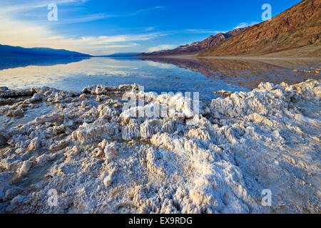 Après de fortes pluies, l'eau du bassin de Badwater Badwater rempli, bassin, Death Valley National Park, California, USA Banque D'Images