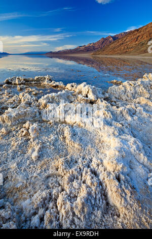Après de fortes pluies, l'eau du bassin de Badwater Badwater rempli, bassin, Death Valley National Park, California, USA Banque D'Images