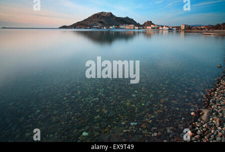 Eaux Limpides de la plage (côté peebly Tourkikos) face à l'ouest au coucher du soleil. Château d'ossature et de myrina port réflexions. Limnos, GR Banque D'Images