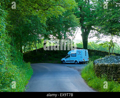 25 Romahome petit camping parqué par road, Windermere Valley, Parc National de Lake District, Cumbria, Angleterre, Royaume-Uni Banque D'Images