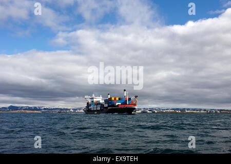 Eimskip grand navire naviguer à partir du port de Reykjavik Islande Banque D'Images